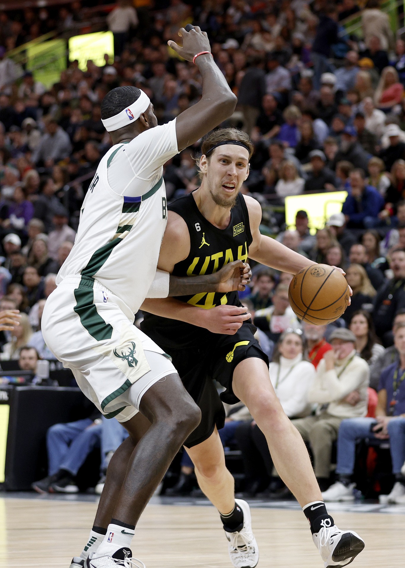 包含密尔沃基雄鹿训练开放日，今晨单刀错失引欢呼，NBA常规赛在即，训练强度明显提升的词条Jiuyou Sports